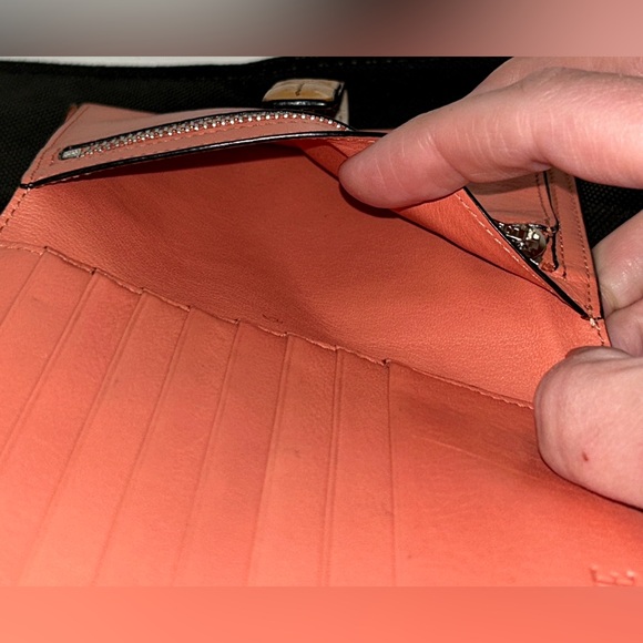 Loewe Calf Skin, Bi-fold Beige Light
Oat/Honey exterior . Papaya Interior. - Picture 7 of 13